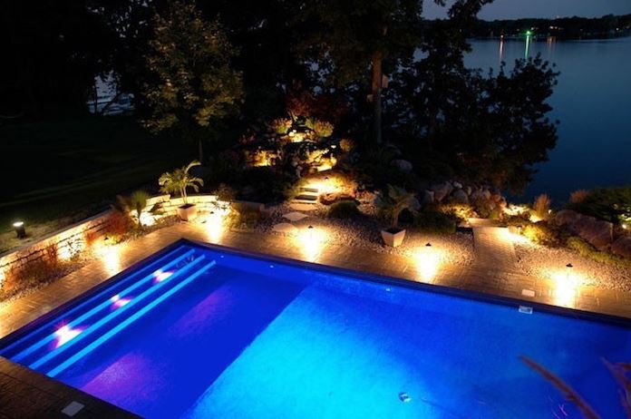 Piscine et terrasse éclairées de nuit