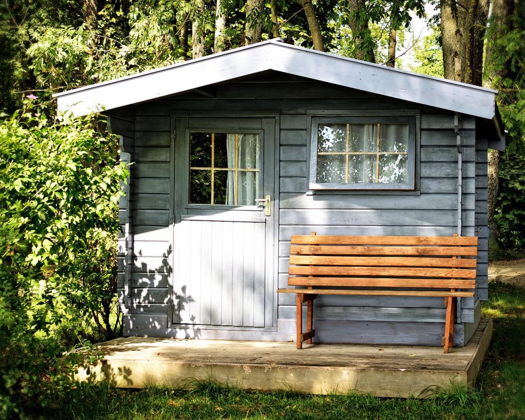 Maisonette en bois au fond d'un jardin