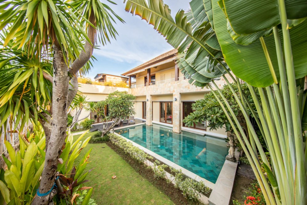 Jardin luxuriant dans une villa de luxe du sud de la France